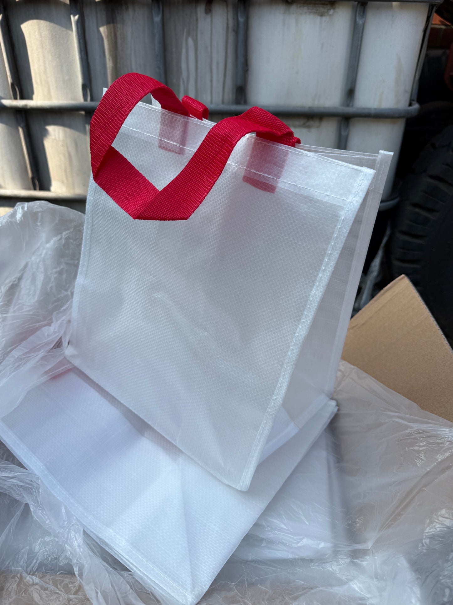 Box of 50 red handle trucker bags