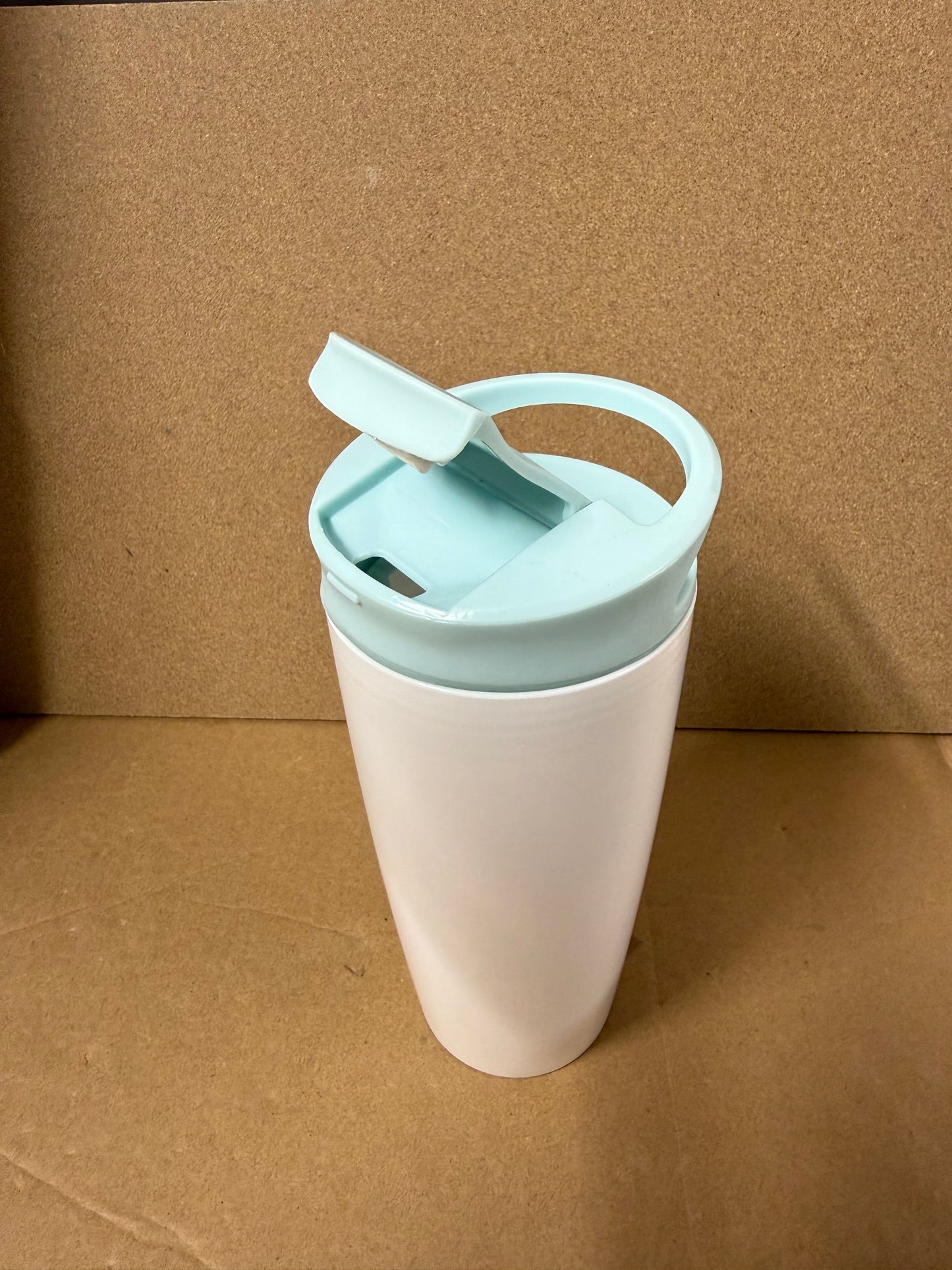 ** FLASH SALE ** White 700ml PP tumbler with coloured lid