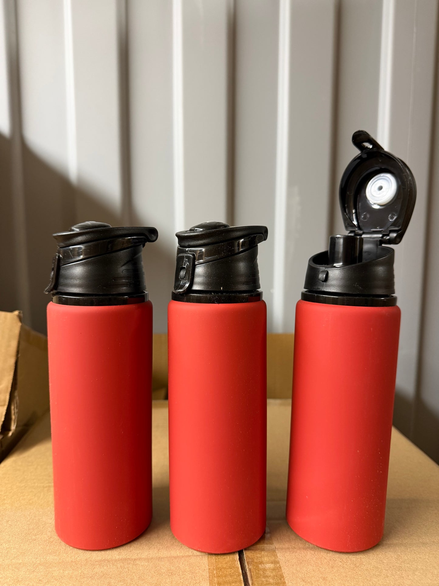 3x Aluminium 700ml bottles with black flip lids