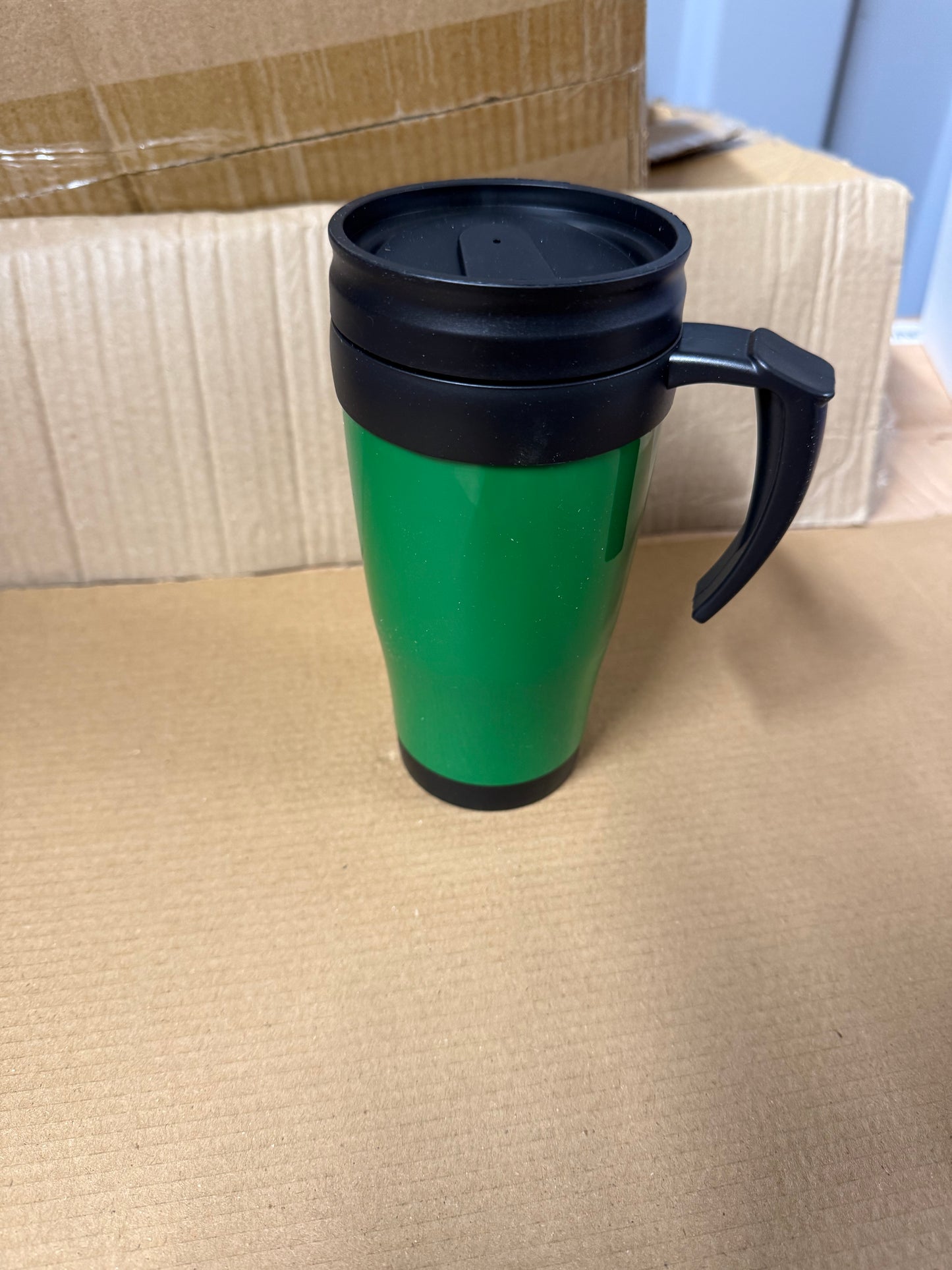 Double wall insulated 400ml travel mug featuring a handle