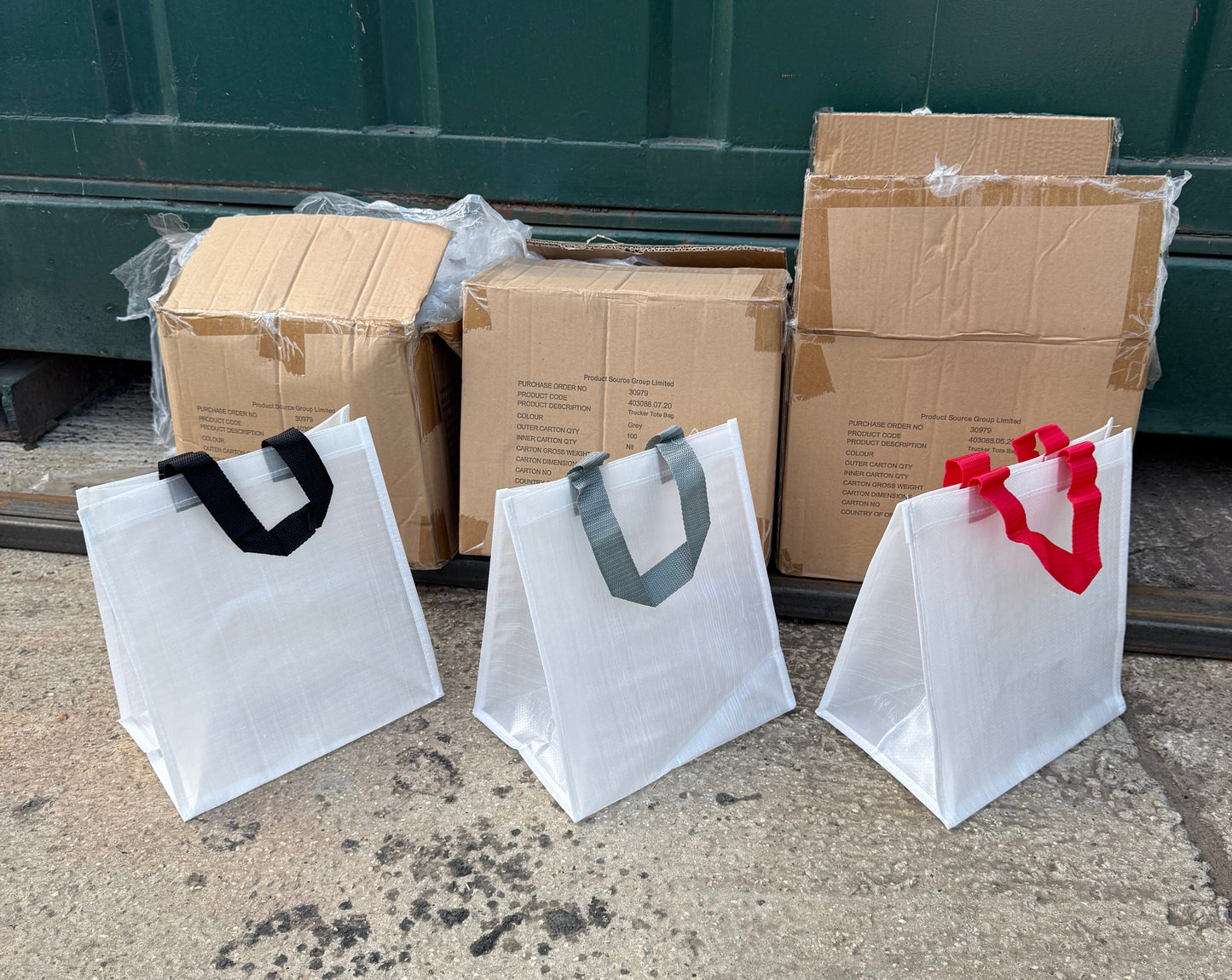 Box of 100 PP woven everyday tote bags