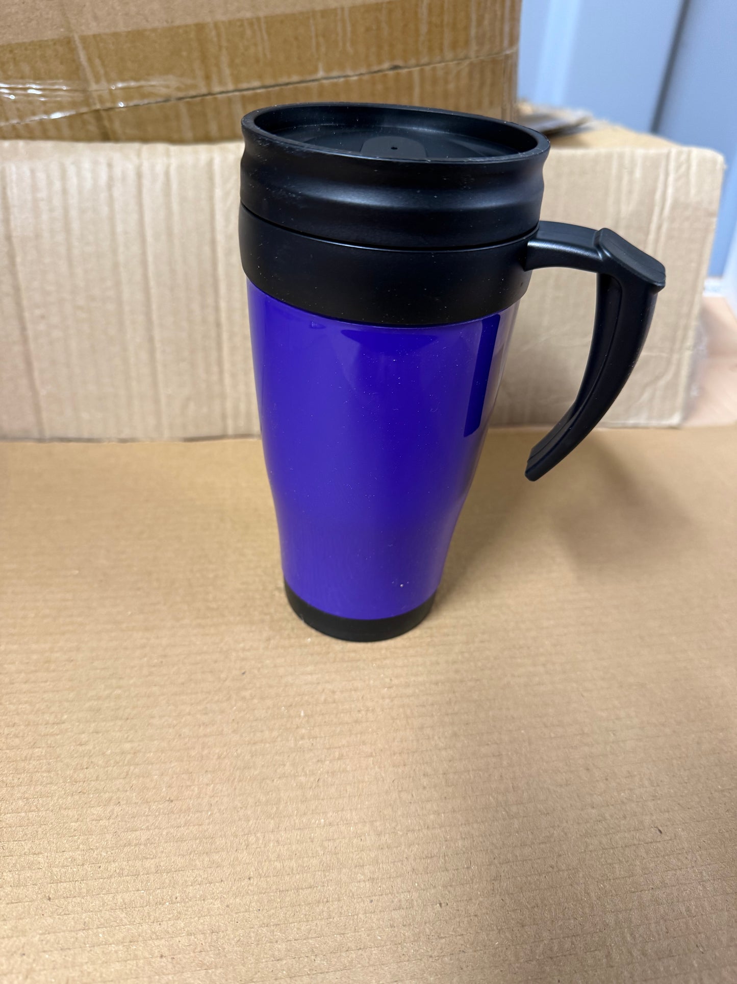 Double wall insulated 400ml travel mug featuring a handle