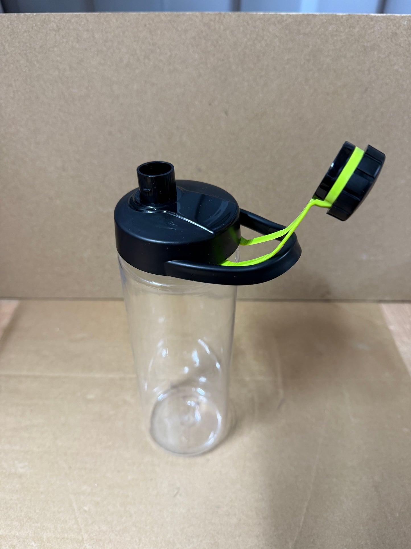 ** Flash sale ** 750ml clear bottle featuring a coloured flip lid