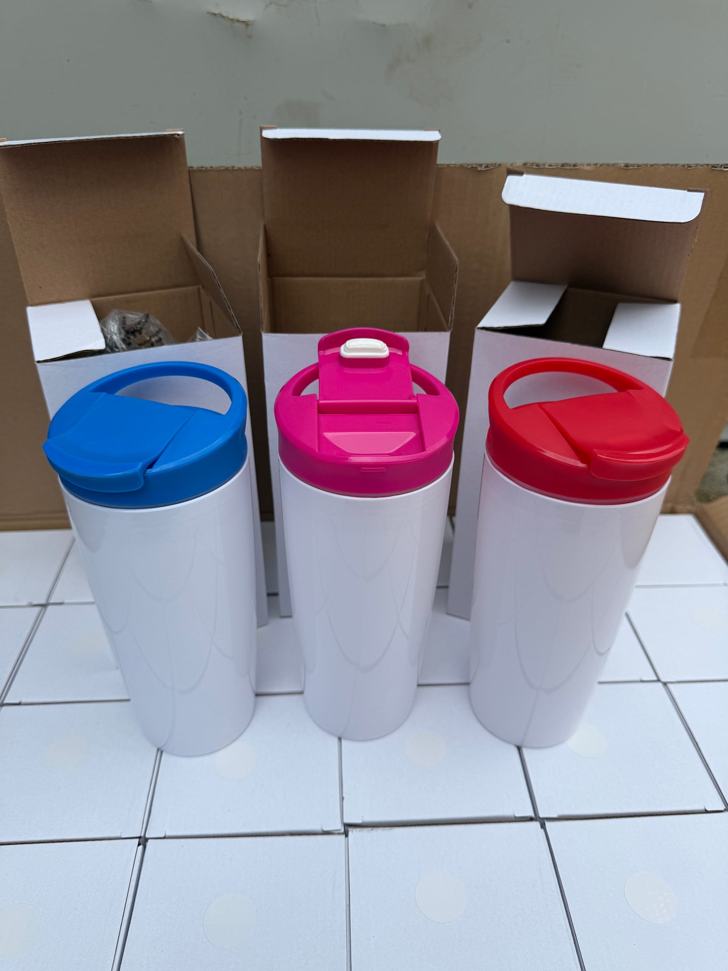*** DEAL OF THE WEEK *** Mixed box of 36 white 700mL tumblers with coloured lids 12 of each colour