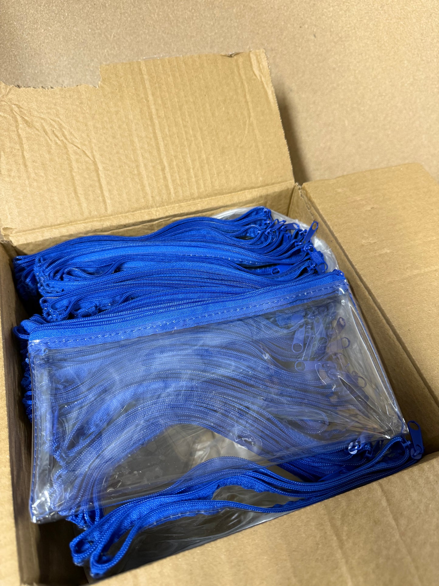 Box of 50 clear pencil cases featuring a colour zip