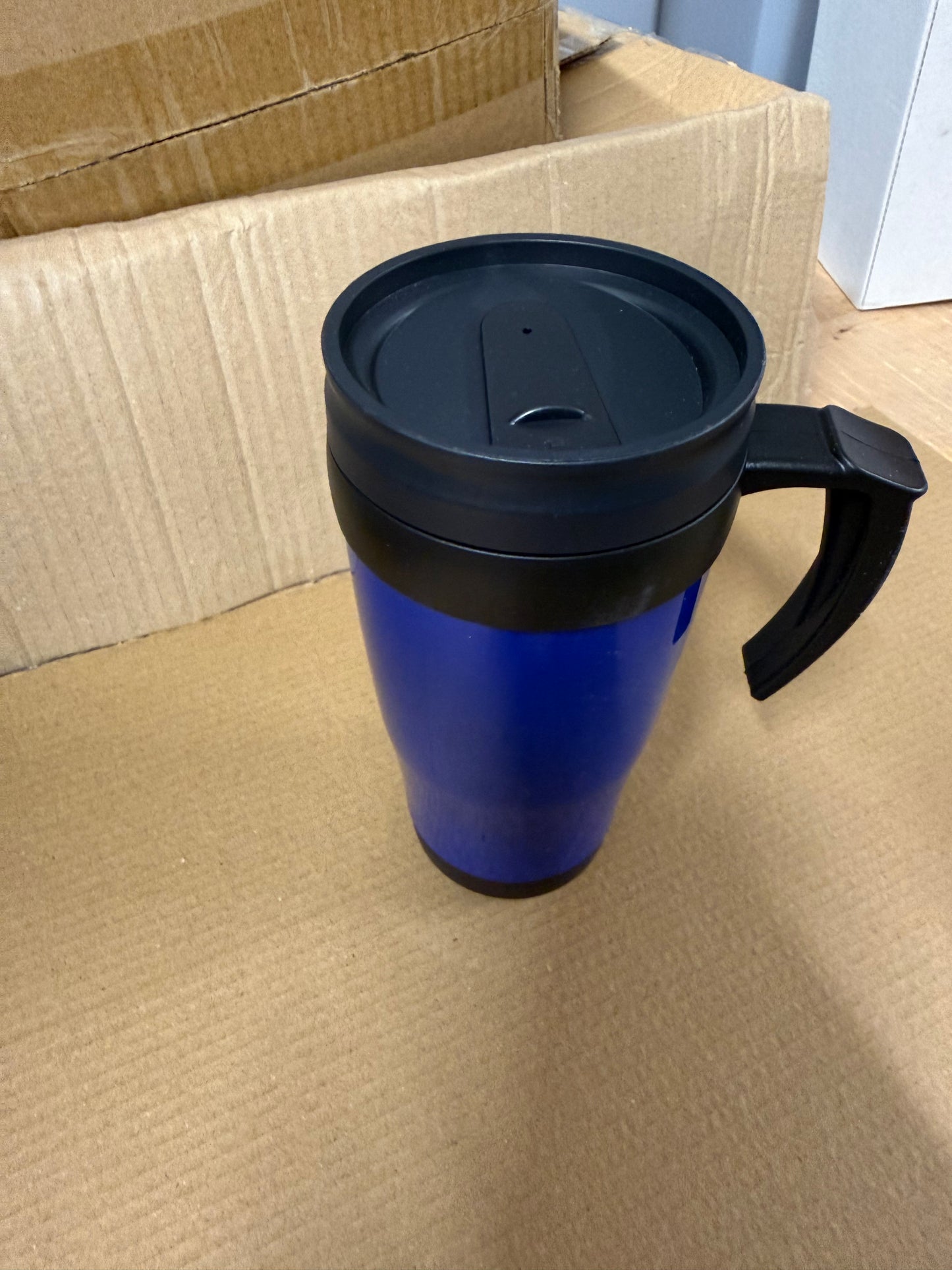 Double wall insulated 400ml travel mug featuring a handle