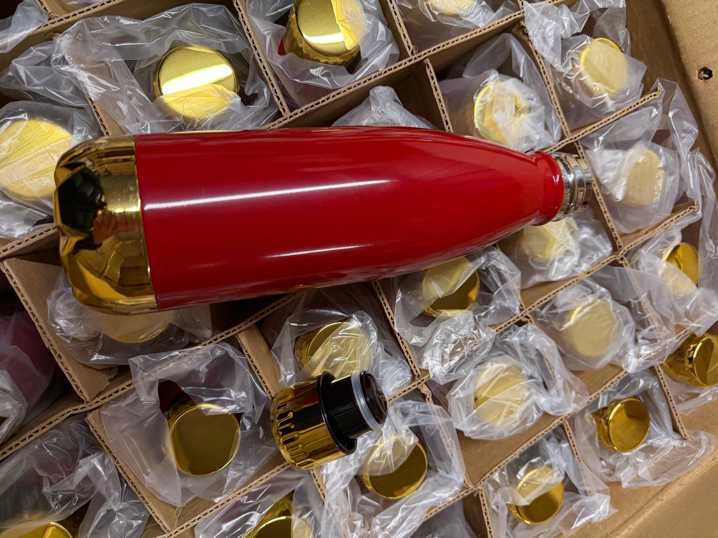 Box of 36 stainless steel 500ml red with gold bottom and screw lids water bottles