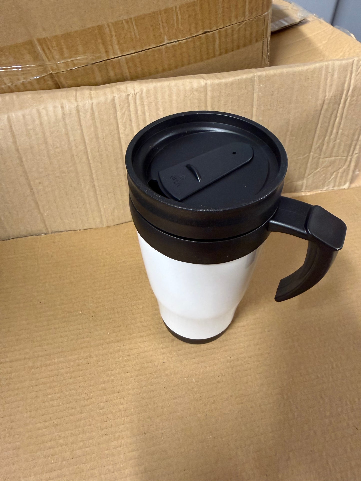 Double wall insulated 400ml travel mug featuring a handle