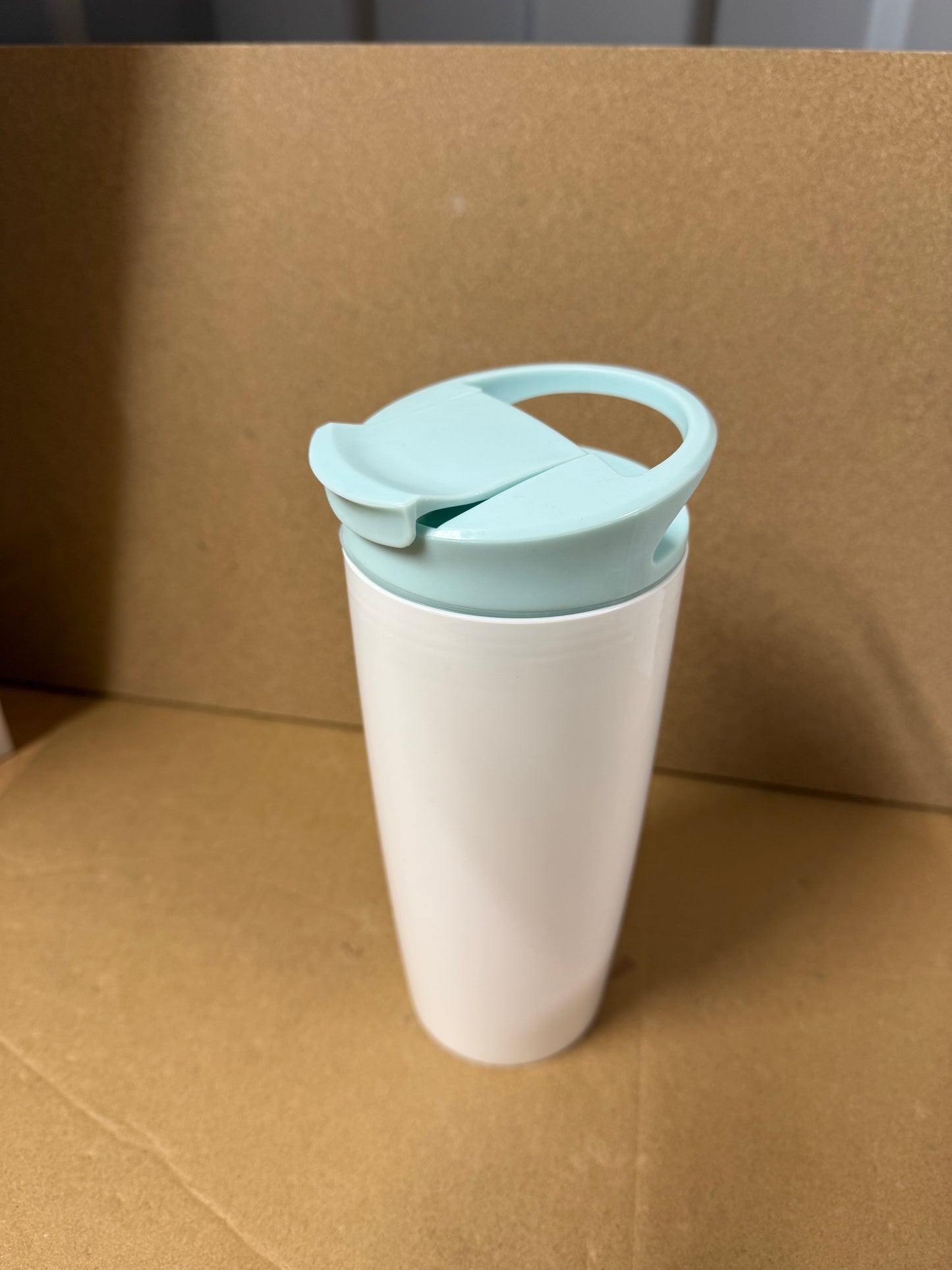 ** FLASH SALE ** White 700ml PP tumbler with coloured lid