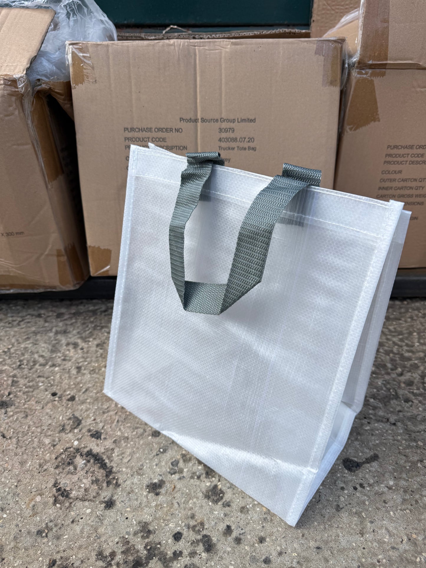 Box of 100 PP woven everyday tote bags