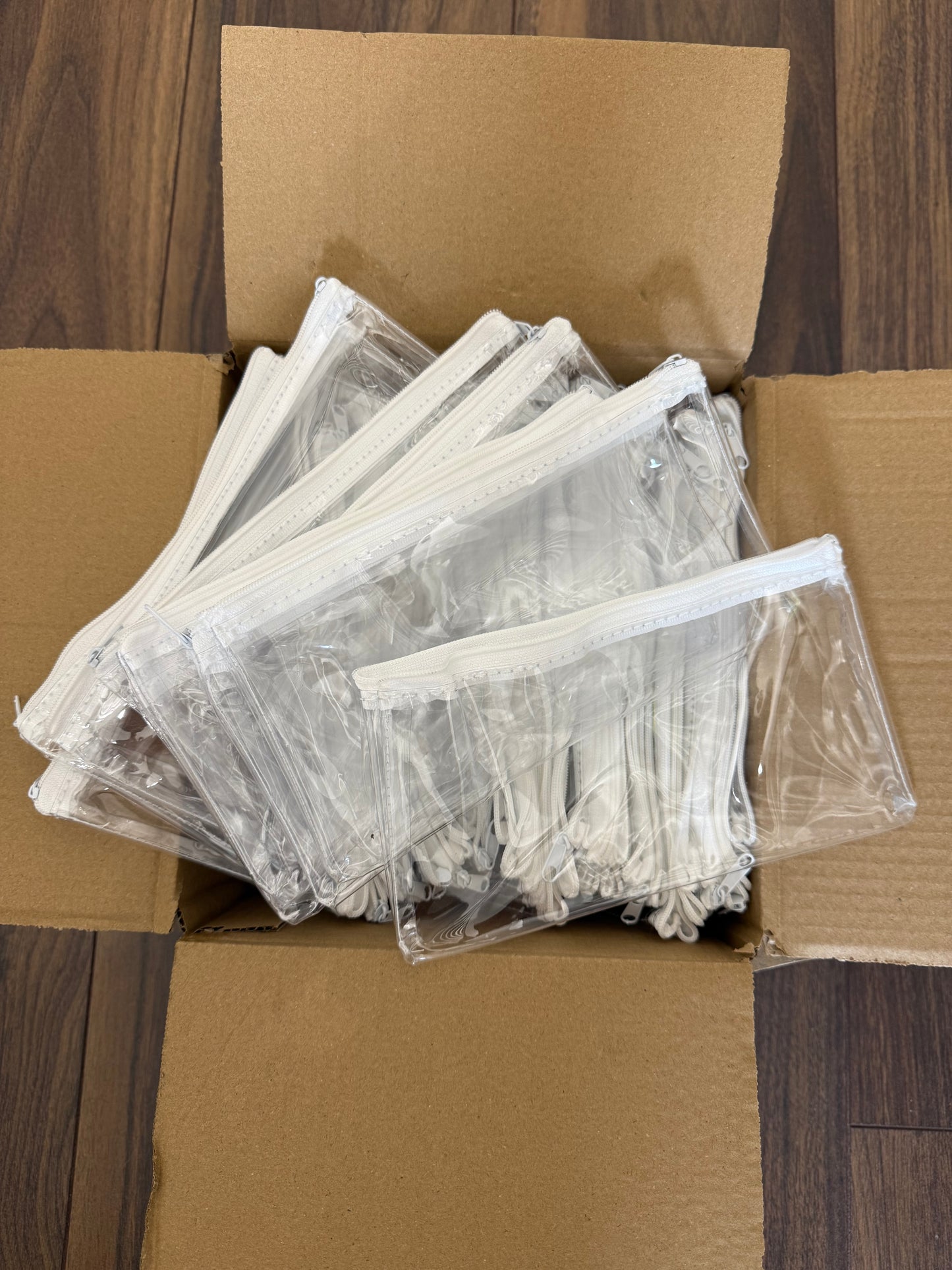 Box of 50 clear pencil cases featuring a colour zip