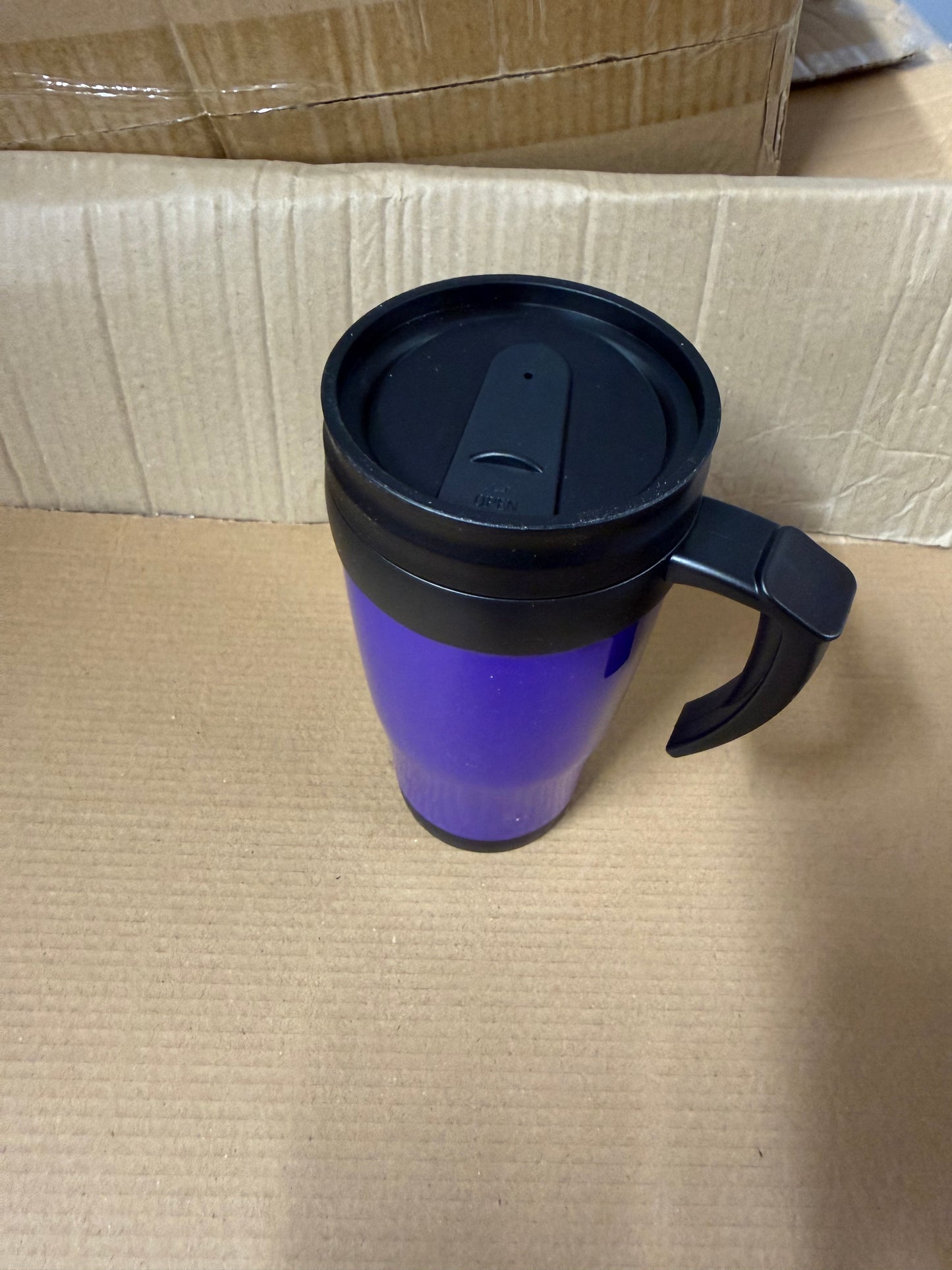 Double wall insulated 400ml travel mug featuring a handle