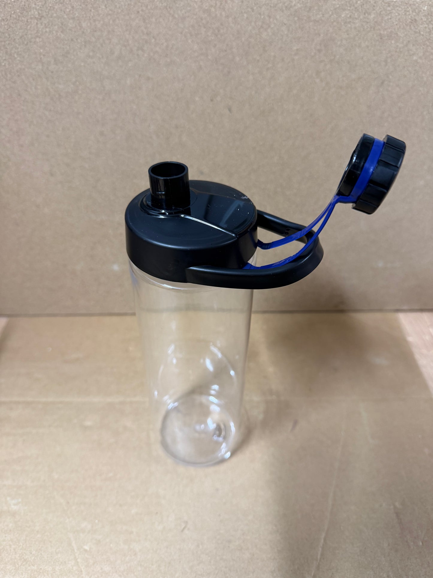 ** Flash sale ** 750ml clear bottle featuring a coloured flip lid