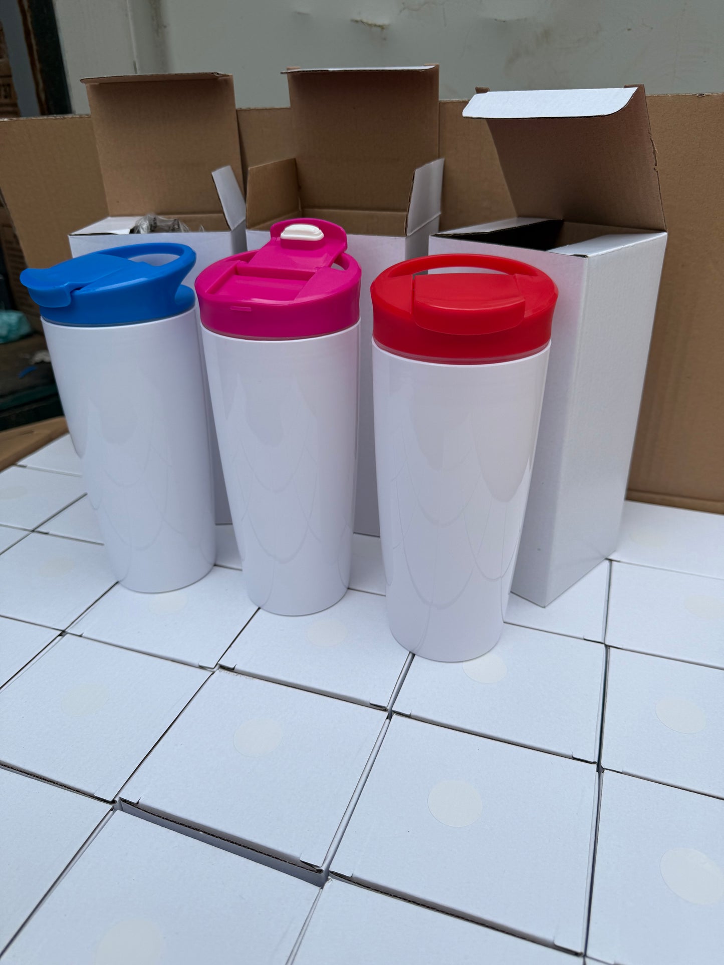 *** DEAL OF THE WEEK *** Mixed box of 36 white 700mL tumblers with coloured lids 12 of each colour