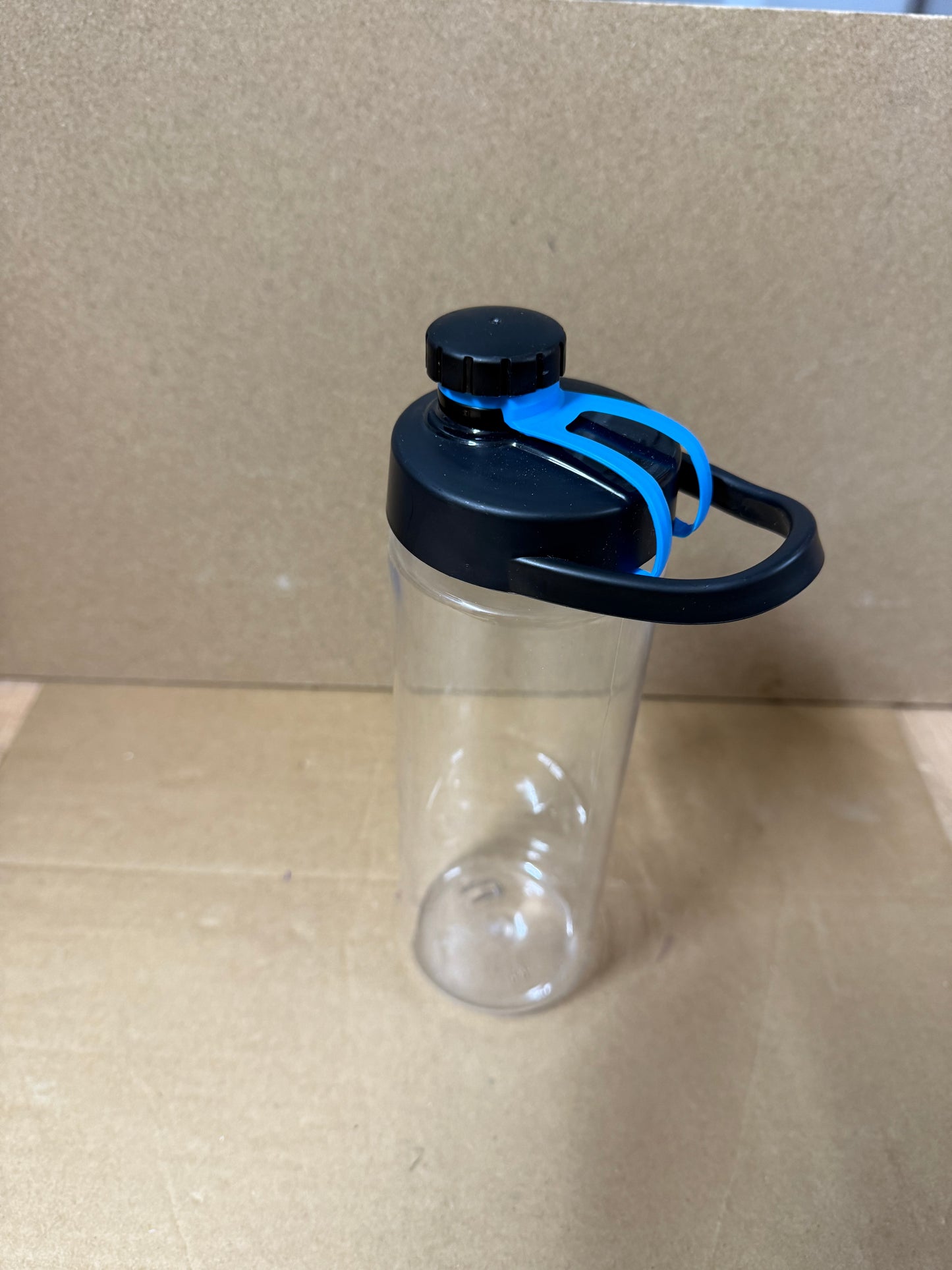 ** Flash sale ** 750ml clear bottle featuring a coloured flip lid