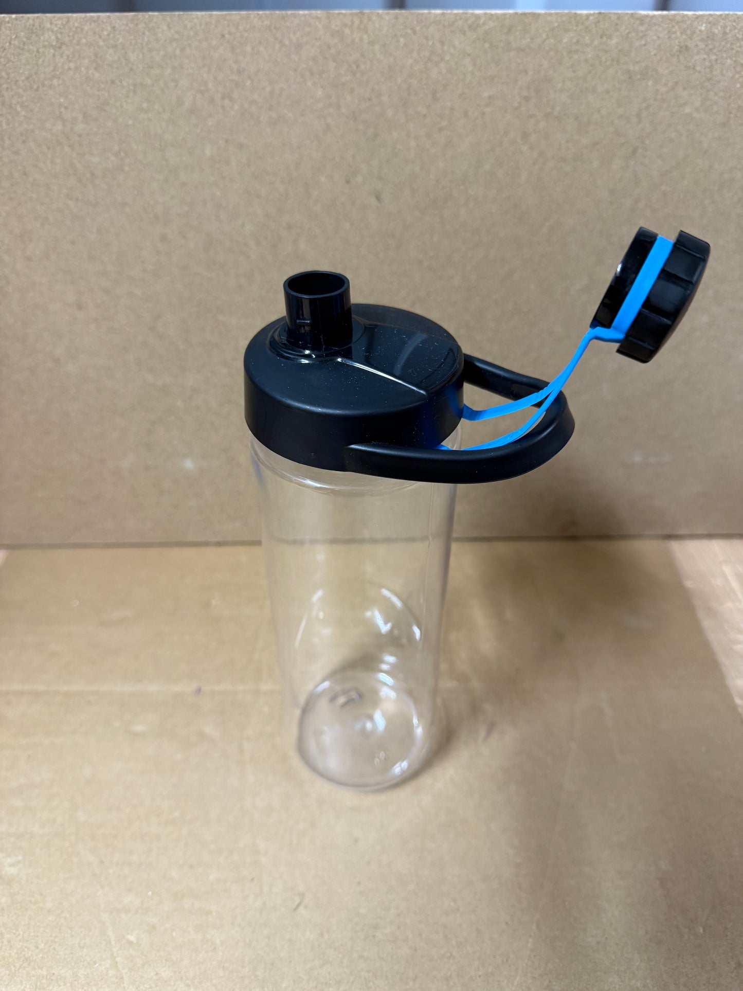 ** Flash sale ** 750ml clear bottle featuring a coloured flip lid