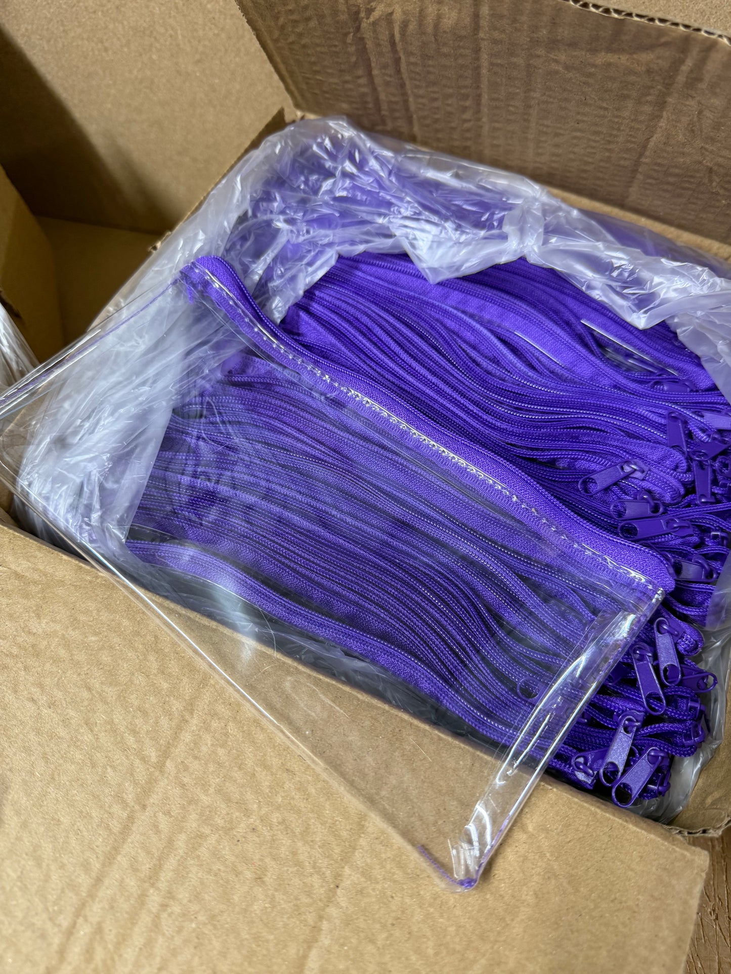Box of 50 clear pencil cases featuring a colour zip