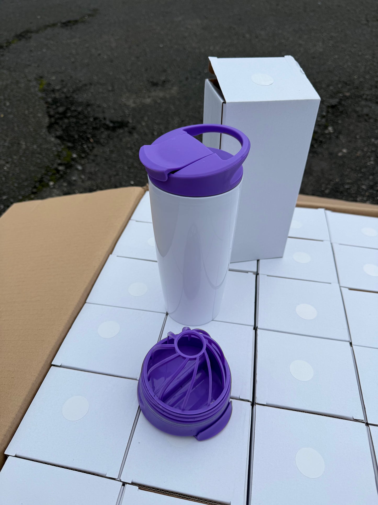 Box of 36 White plastic 700ml tumblers with coloured lids
