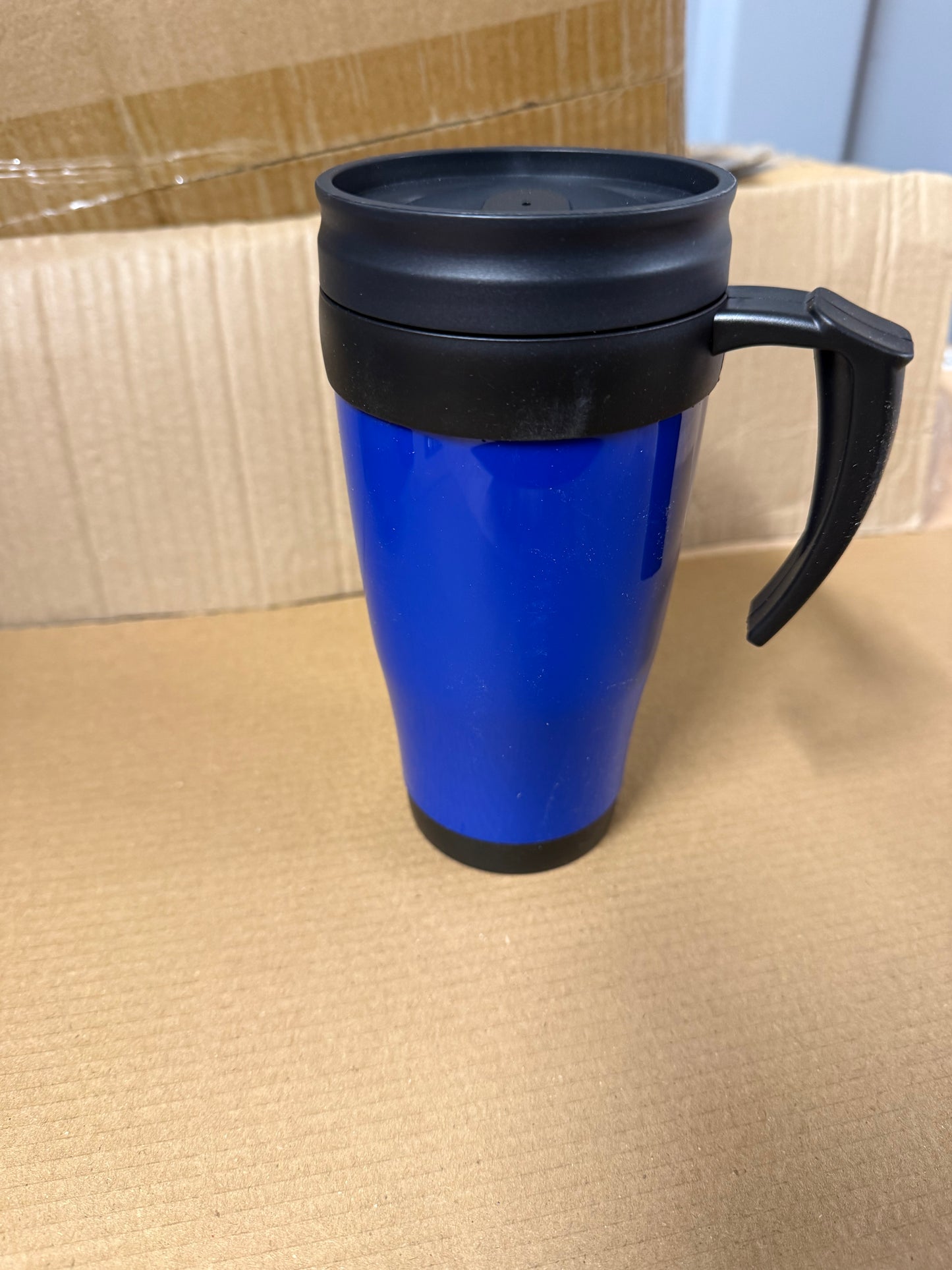 Double wall insulated 400ml travel mug featuring a handle