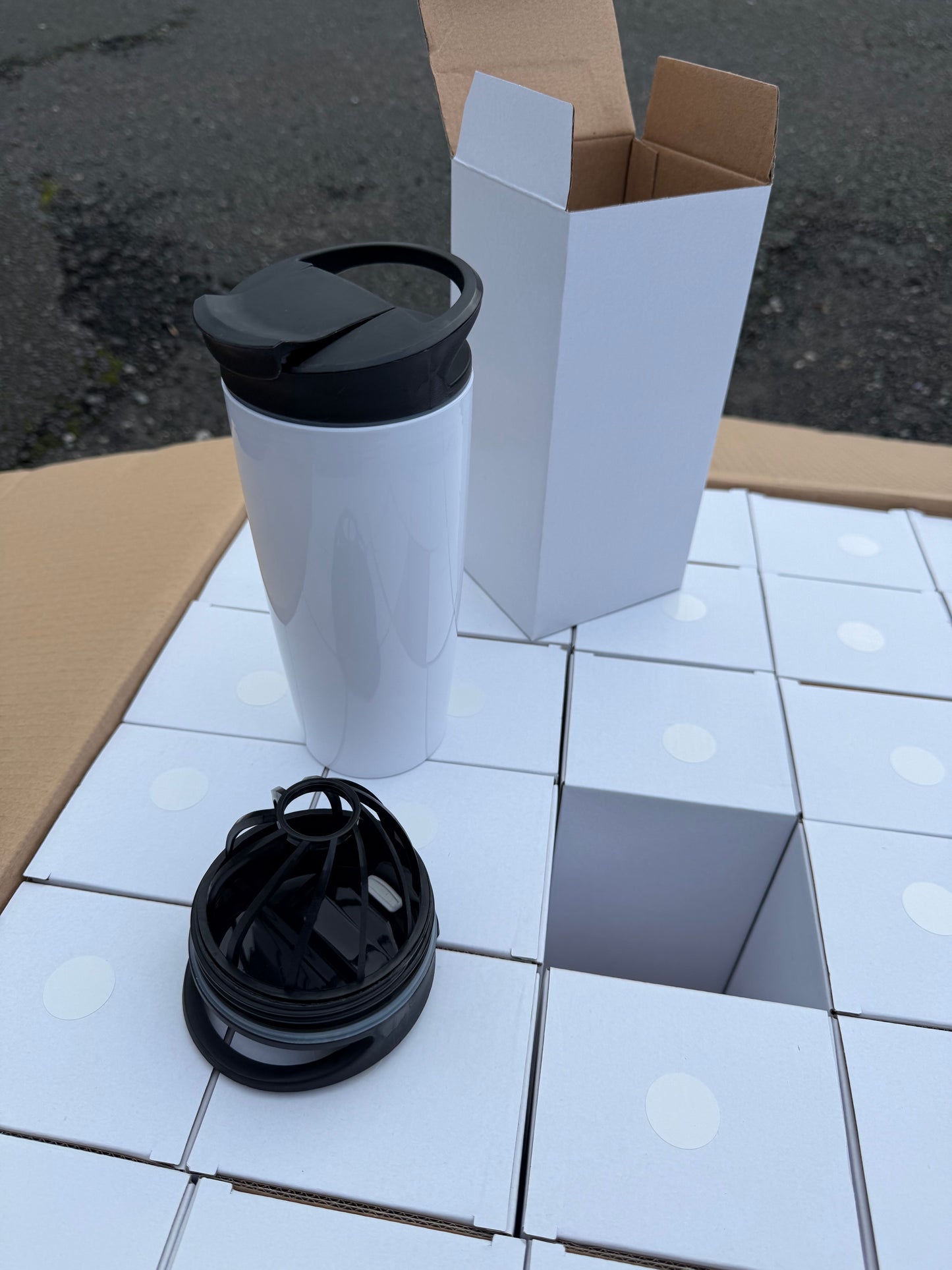 Box of 36 White plastic 700ml tumblers with coloured lids