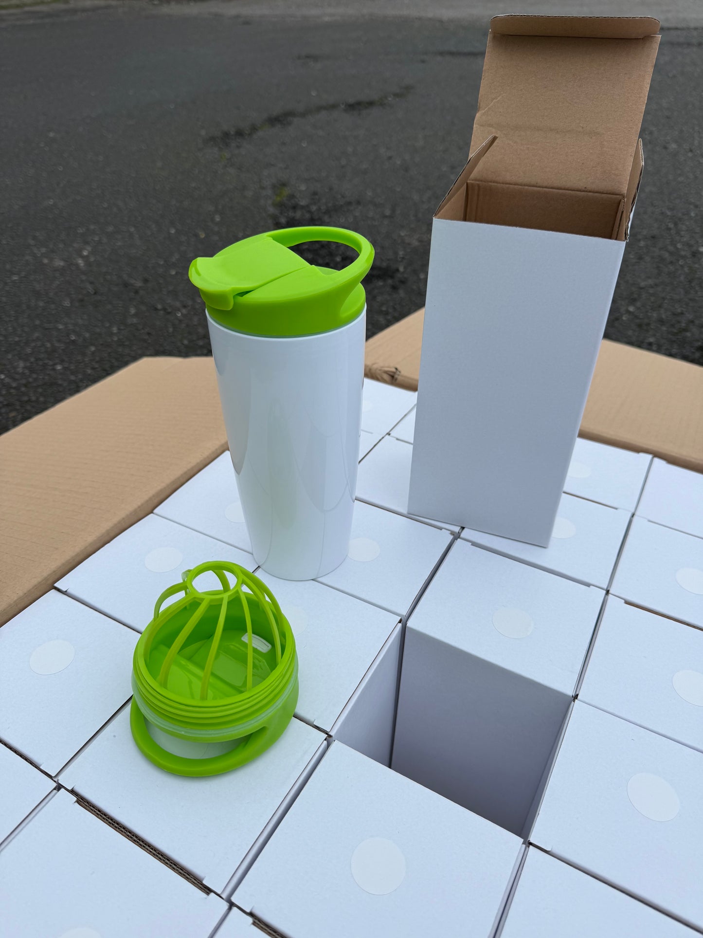 Box of 36 White plastic 700ml tumblers with coloured lids