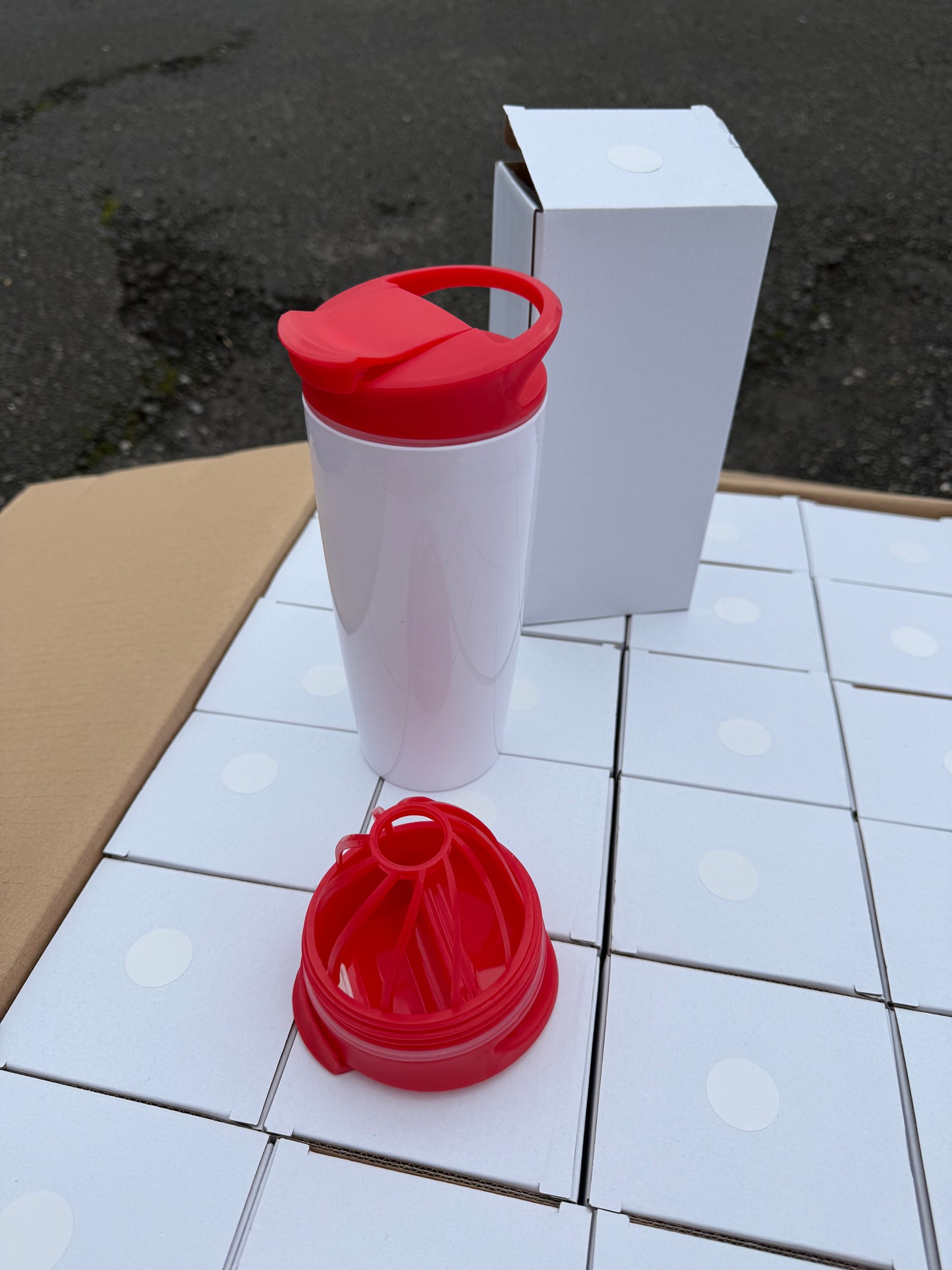 Box of 36 White plastic 700ml tumblers with coloured lids