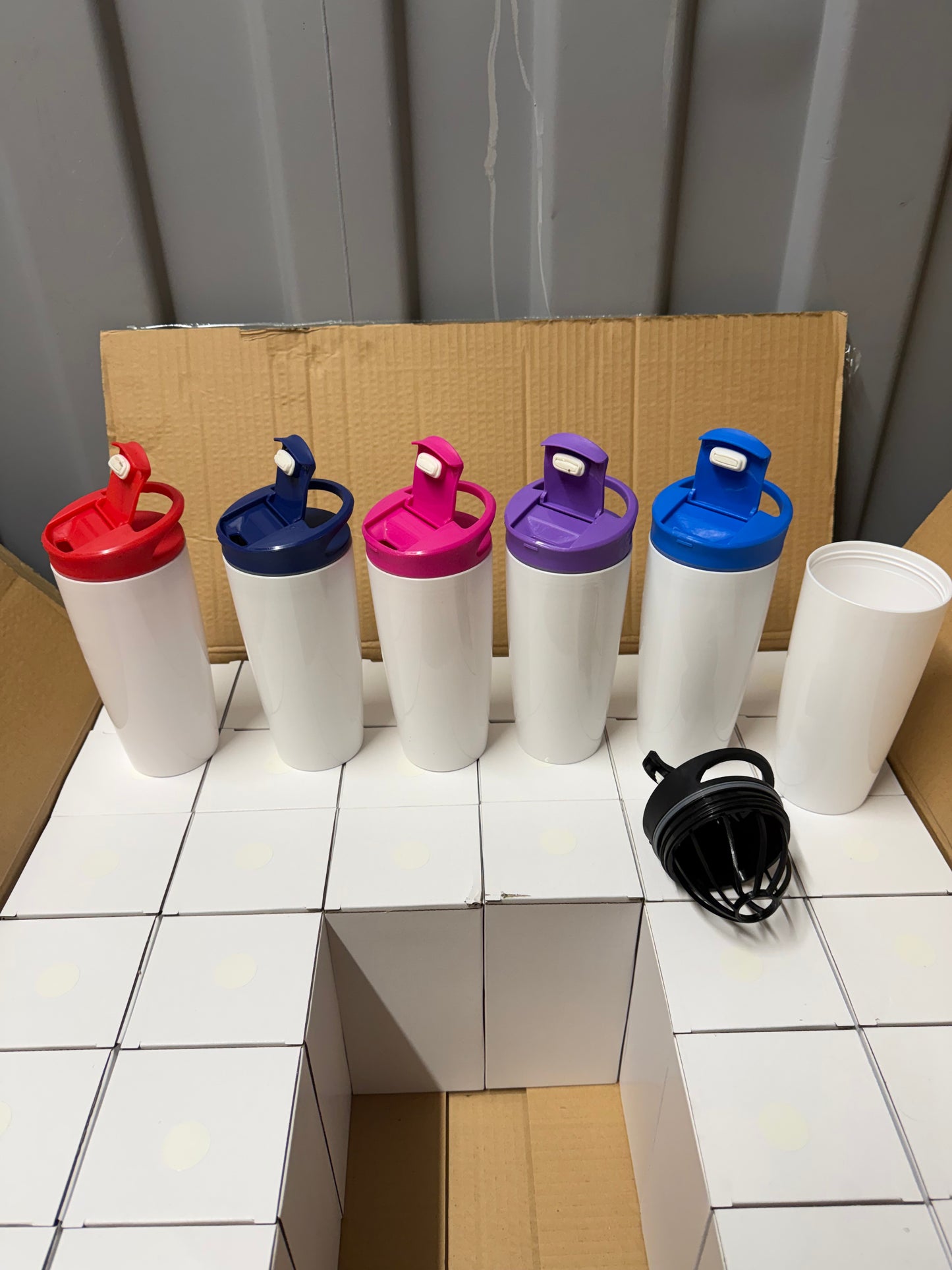 Box of 36 White plastic 700ml tumblers with coloured lids