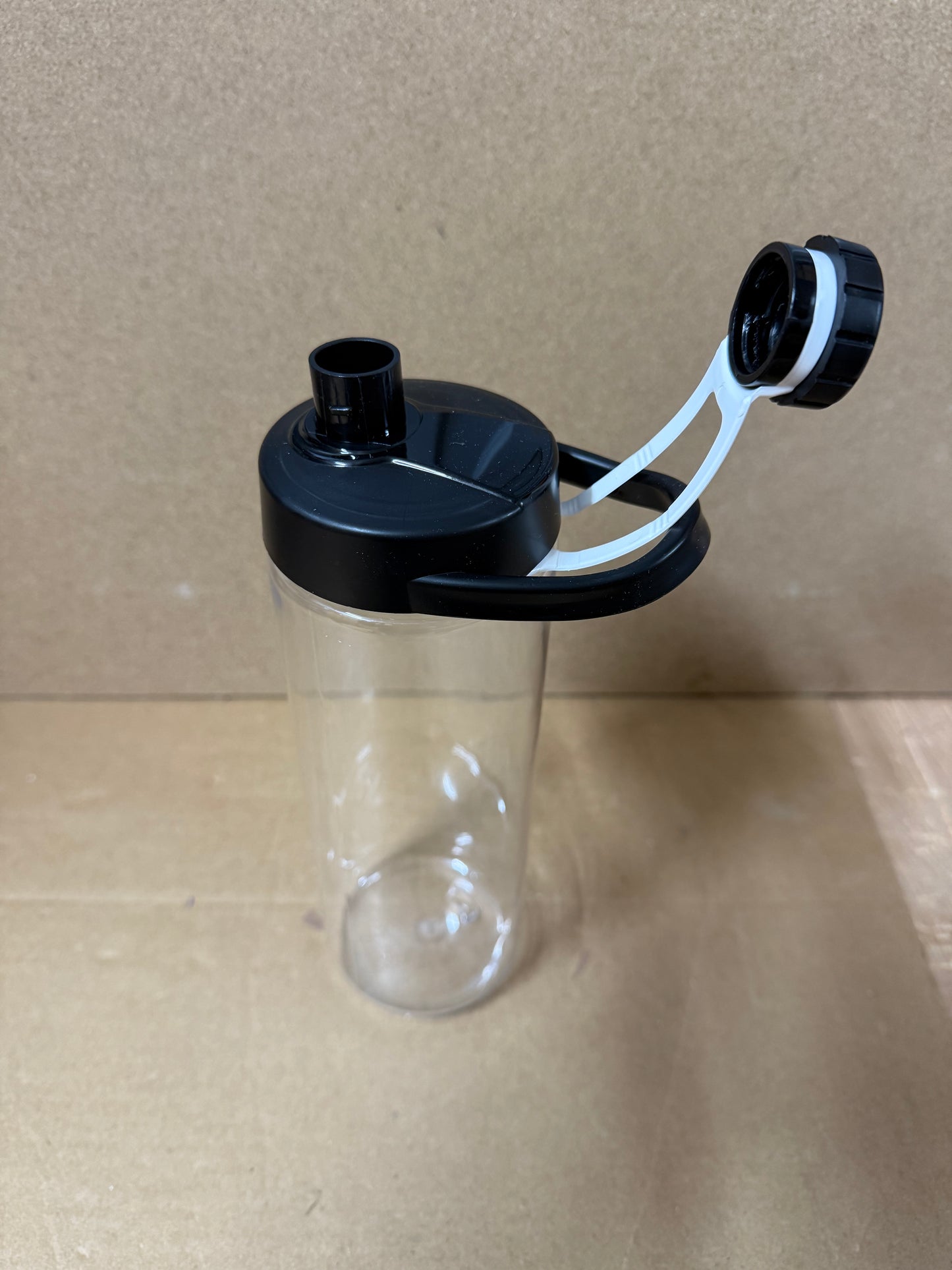 ** Flash sale ** 750ml clear bottle featuring a coloured flip lid