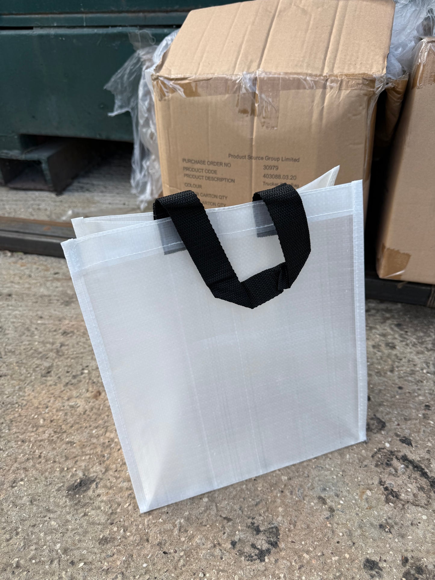 Box of 100 PP woven everyday tote bags