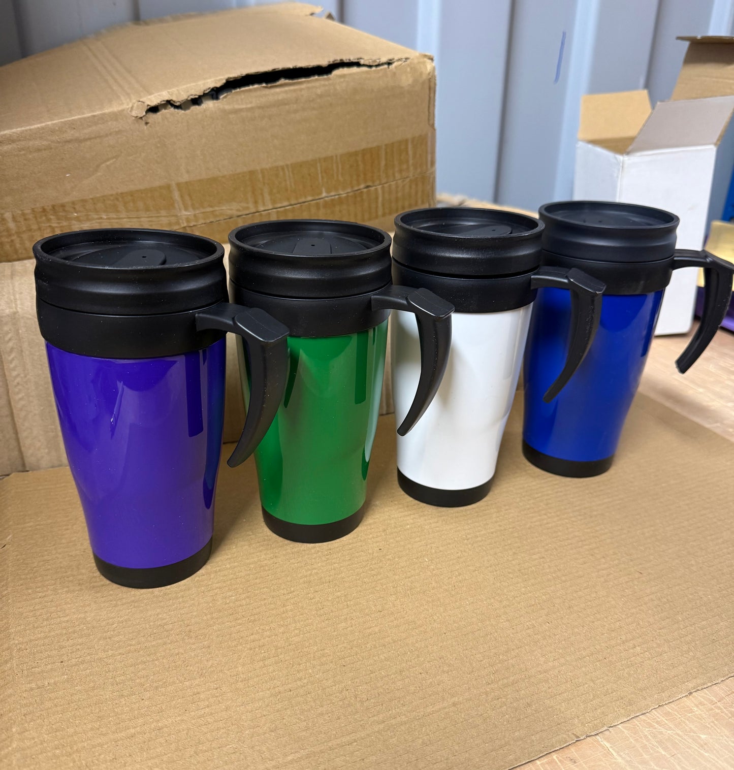 Double wall insulated 400ml travel mug featuring a handle