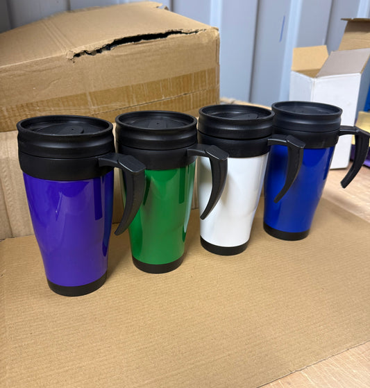 Double wall insulated 400ml travel mug featuring a handle