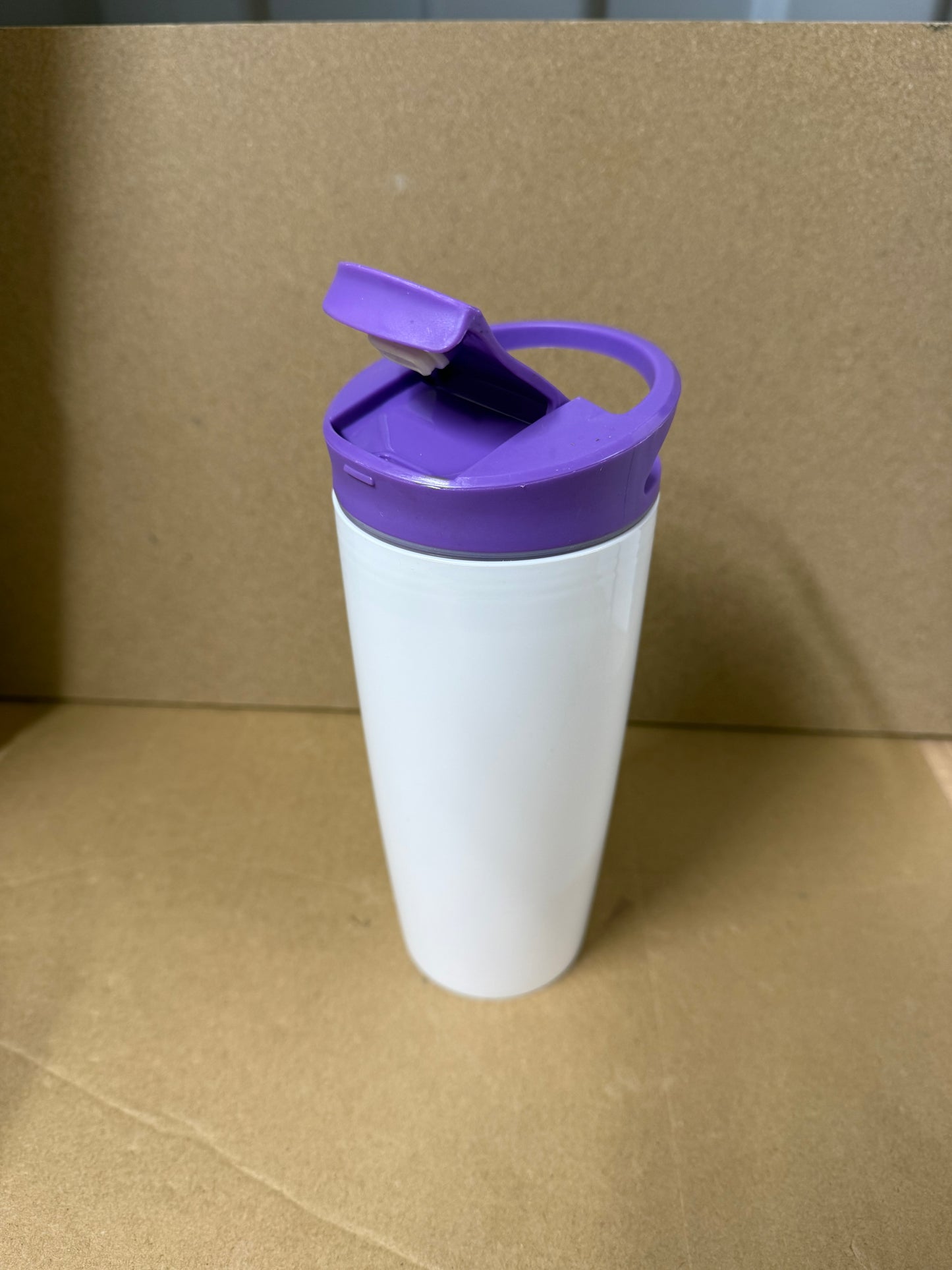 ** FLASH SALE ** White 700ml PP tumbler with coloured lid
