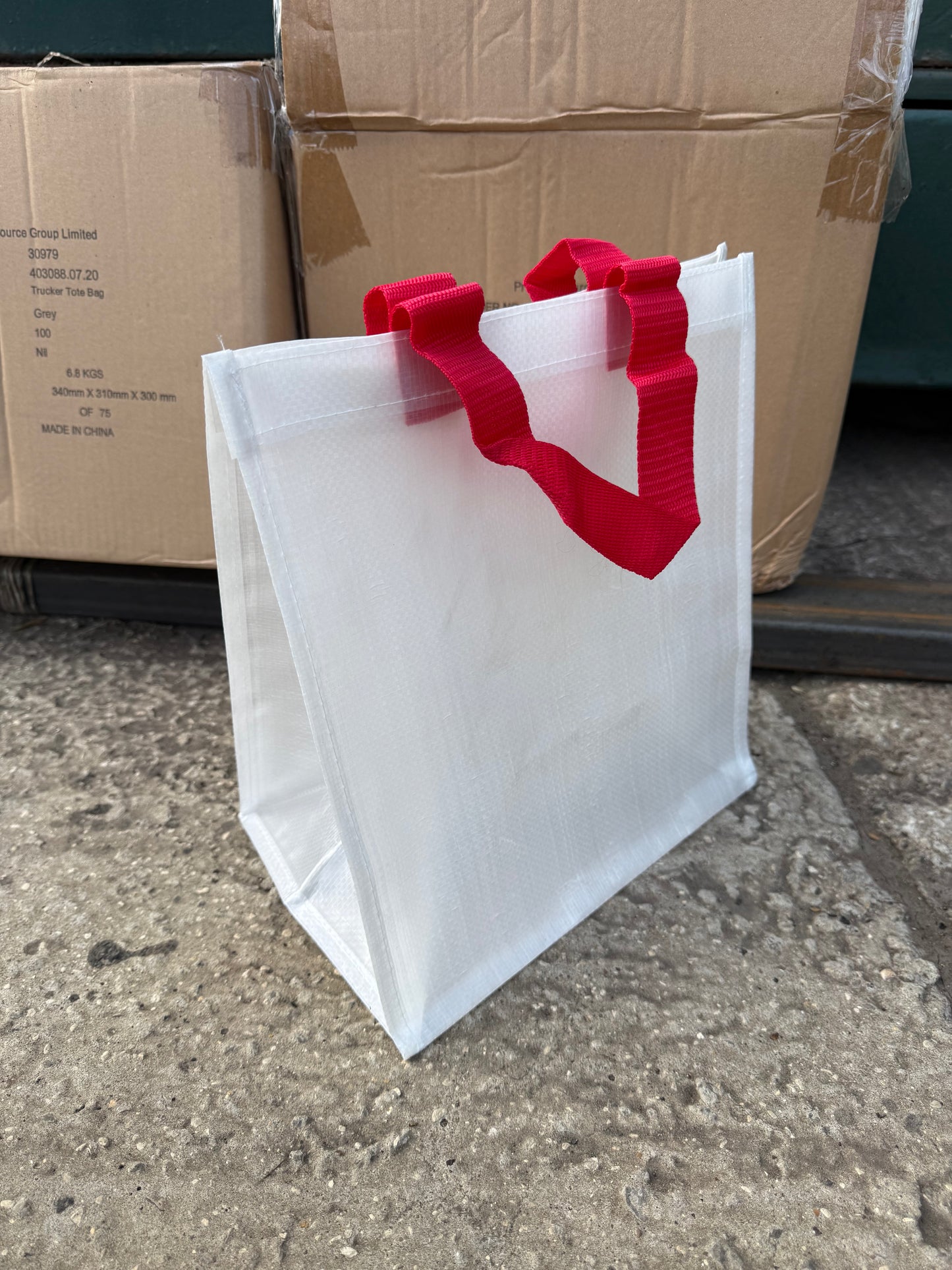 Box of 100 PP woven everyday tote bags