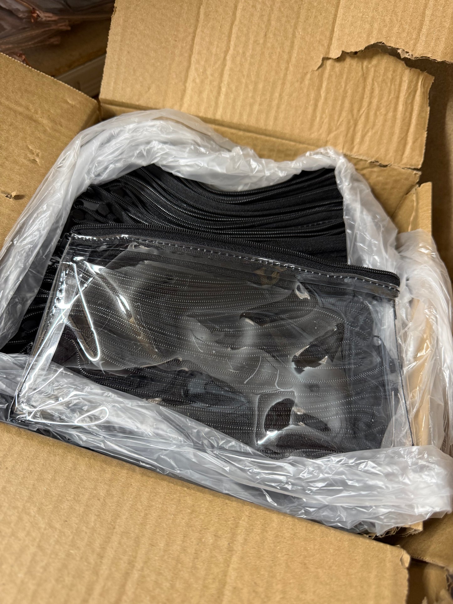 Box of 50 clear pencil cases featuring a colour zip