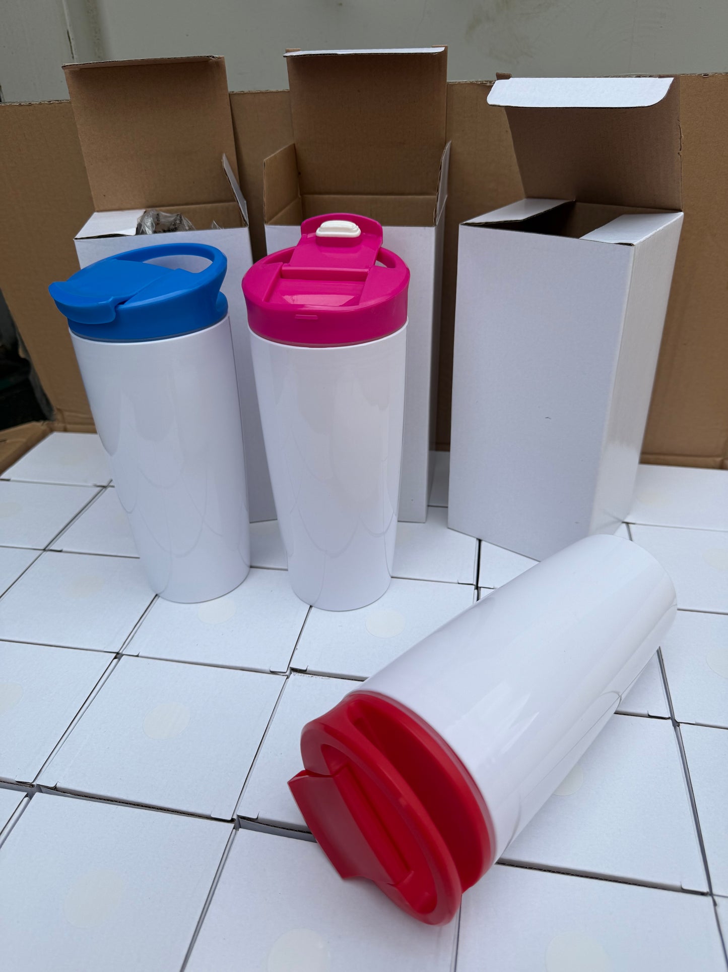 *** DEAL OF THE WEEK *** Mixed box of 36 white 700mL tumblers with coloured lids 12 of each colour