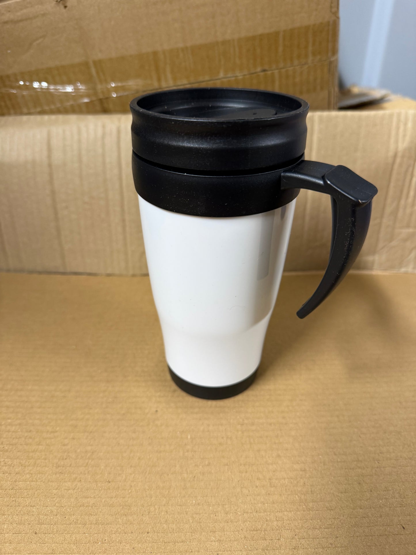 Double wall insulated 400ml travel mug featuring a handle