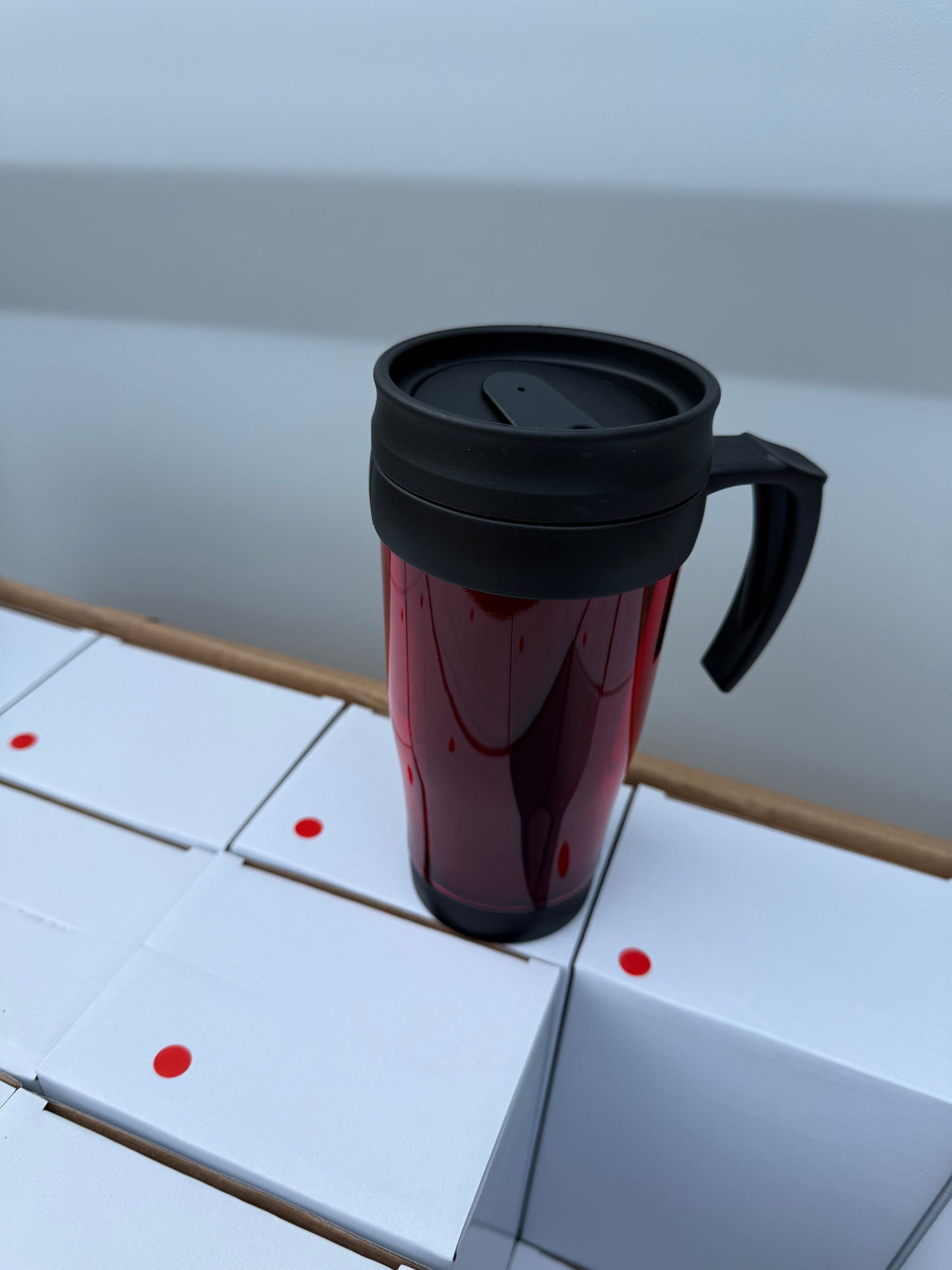 Double wall insulated 400ml travel mug featuring a handle