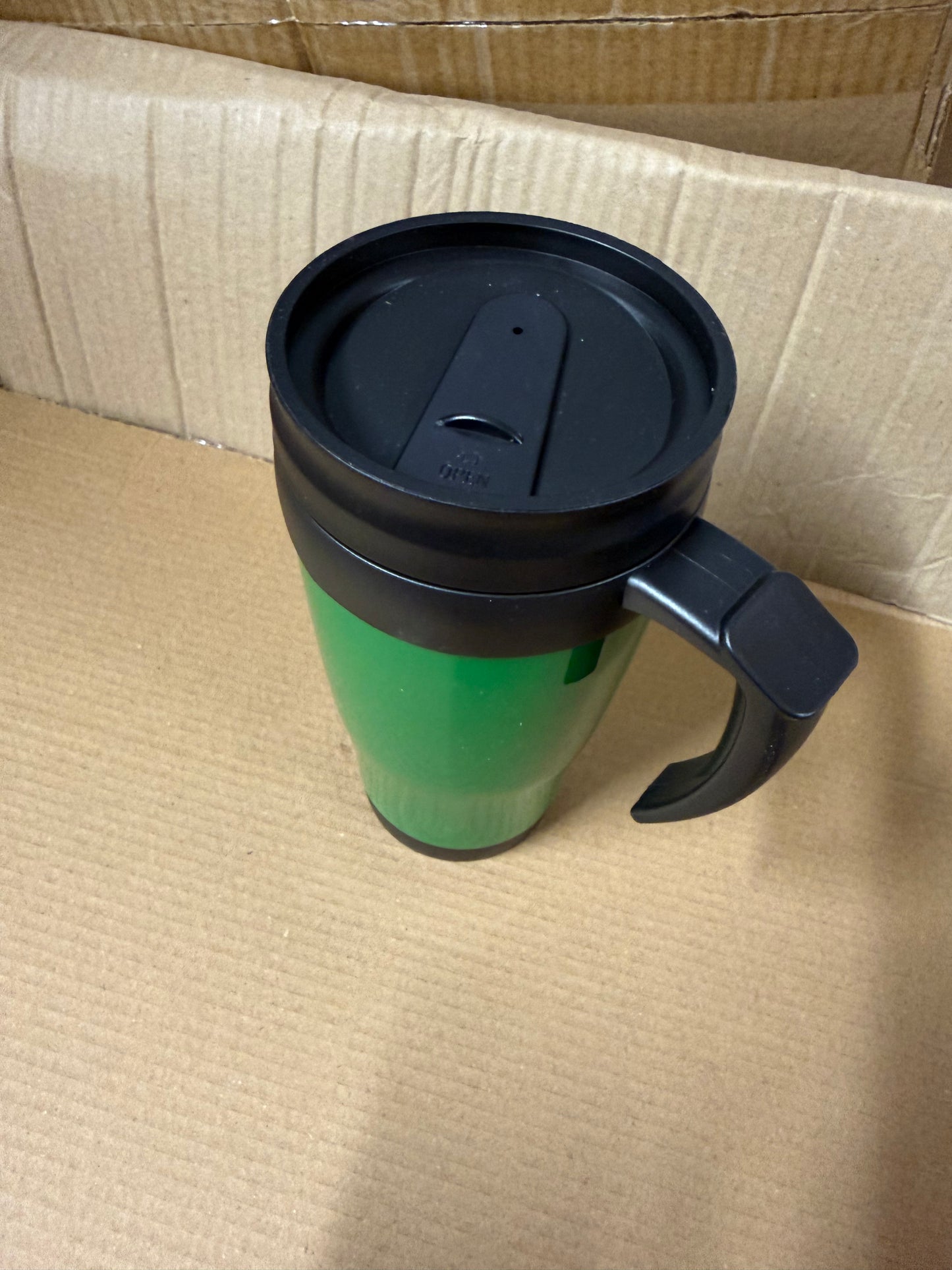 Double wall insulated 400ml travel mug featuring a handle