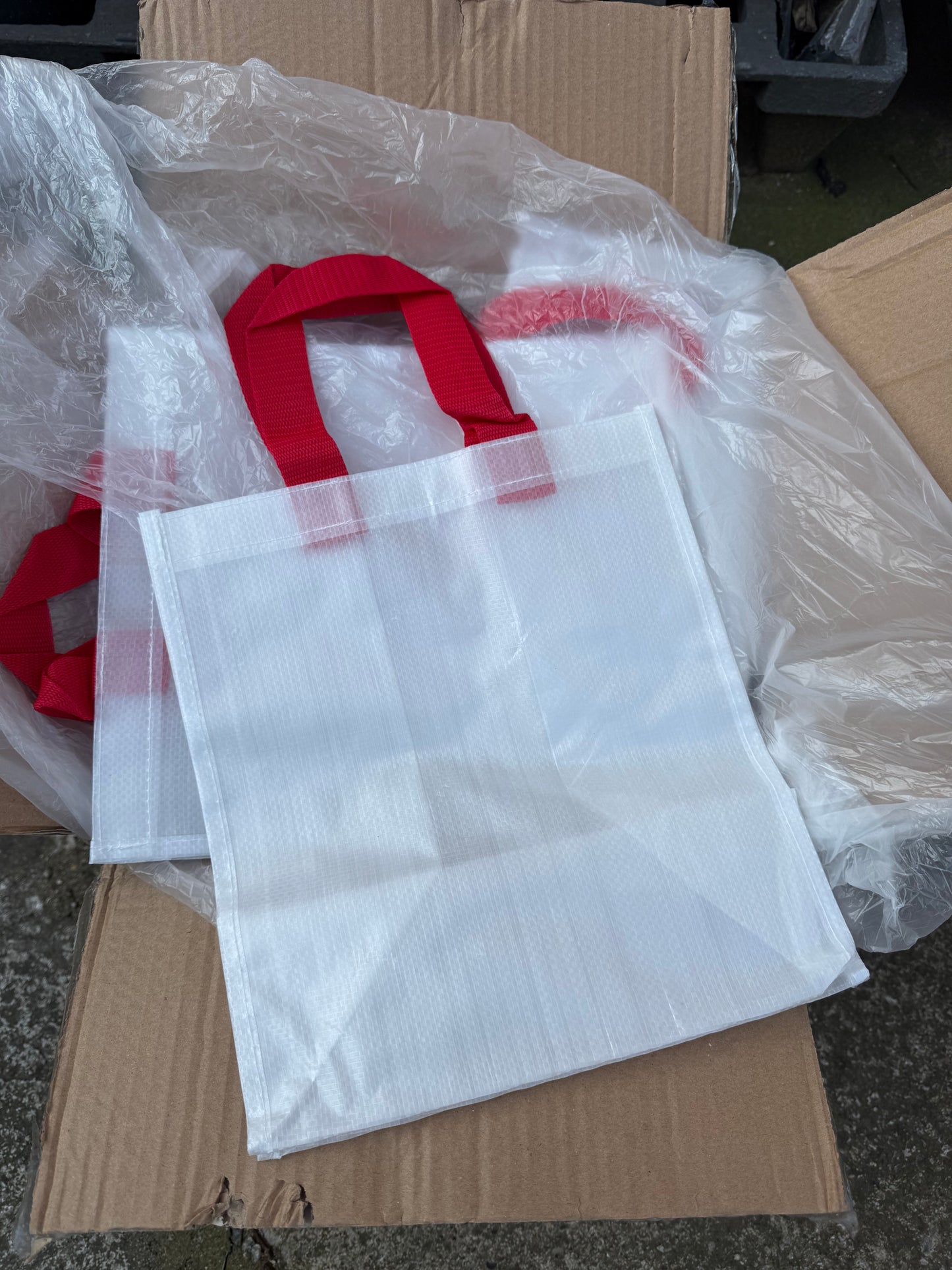 Box of 50 red handle trucker bags