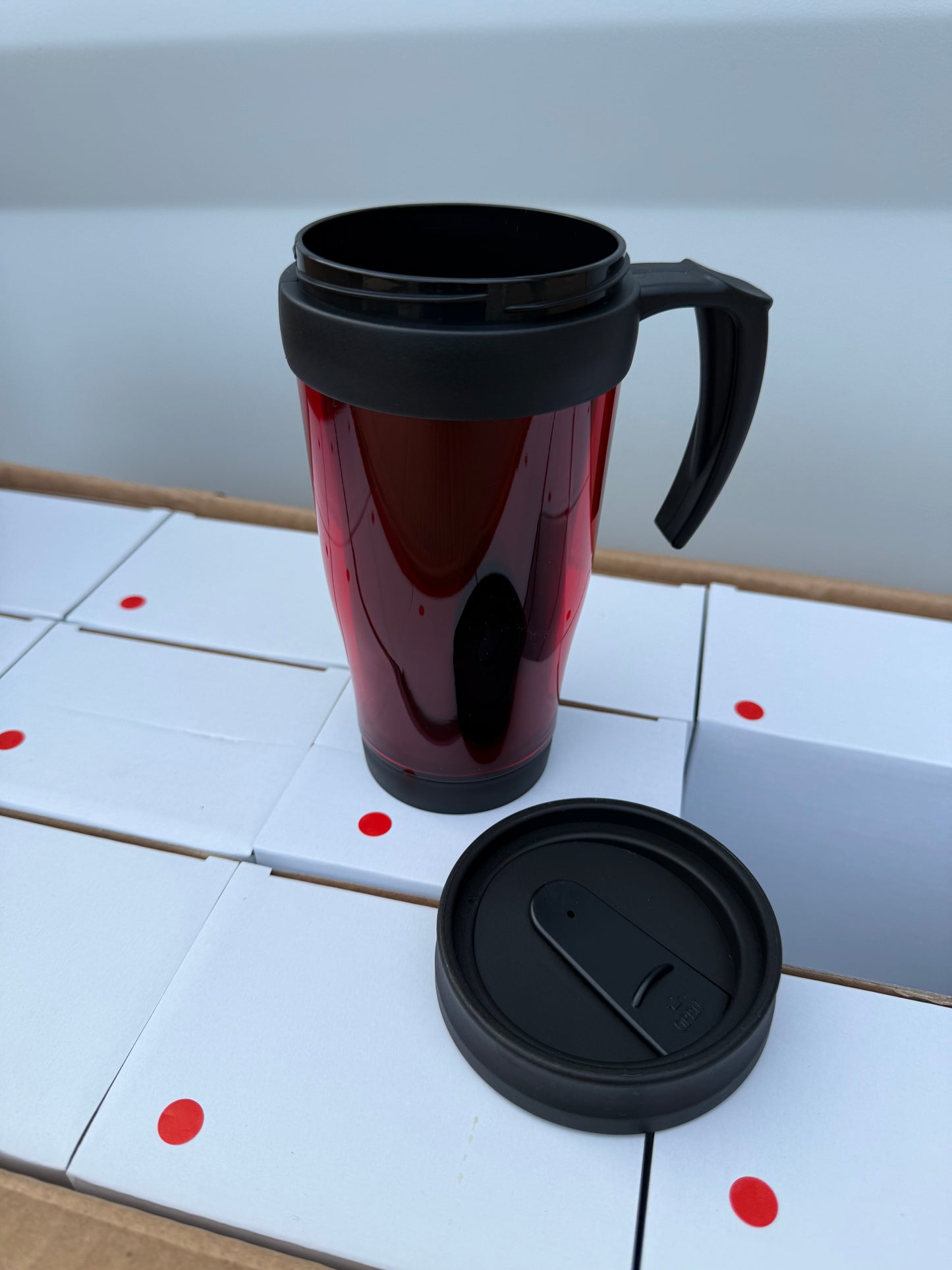 Double wall insulated 400ml travel mug featuring a handle