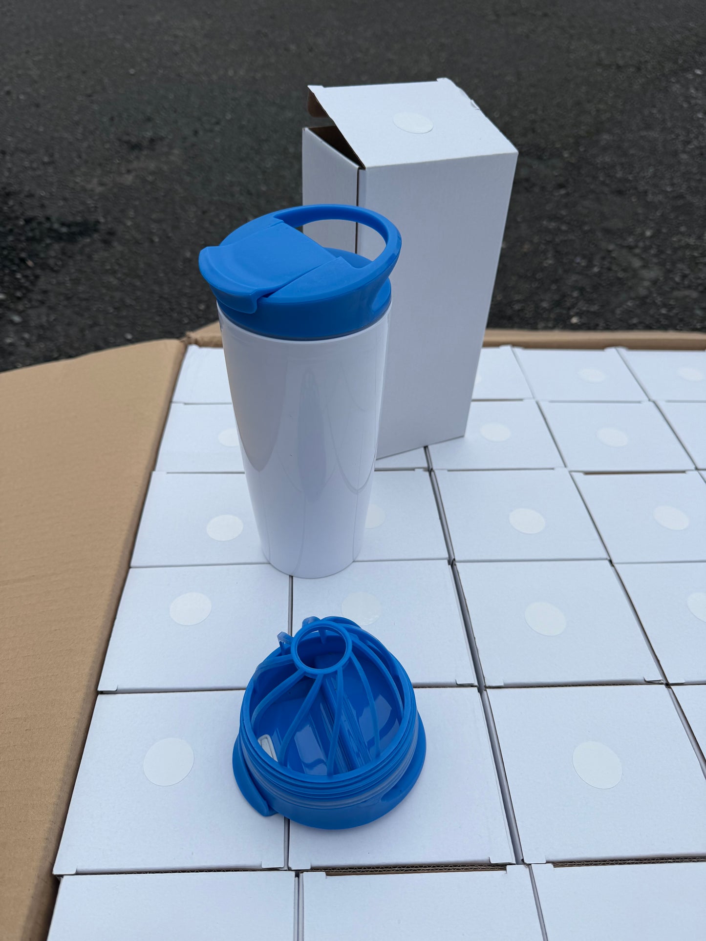 Box of 36 White plastic 700ml tumblers with coloured lids