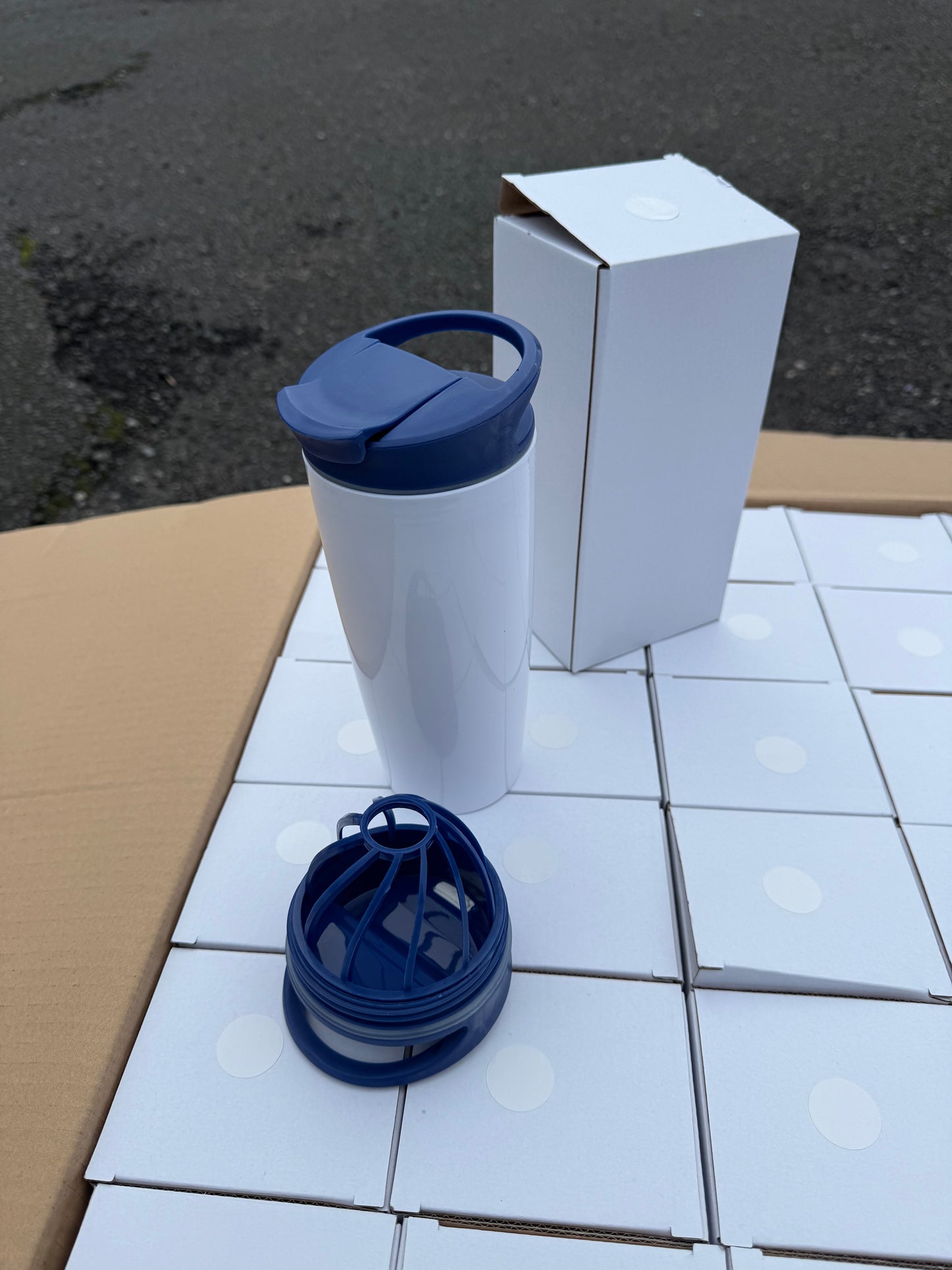 Box of 36 White plastic 700ml tumblers with coloured lids